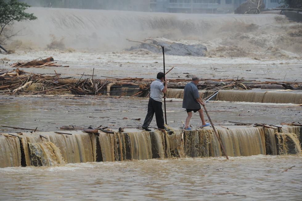 貴州雷山遭暴雨襲擊 村民在洪水中淡定撈魚 貴州雷山遭暴雨襲擊 村民在洪水中淡定撈魚