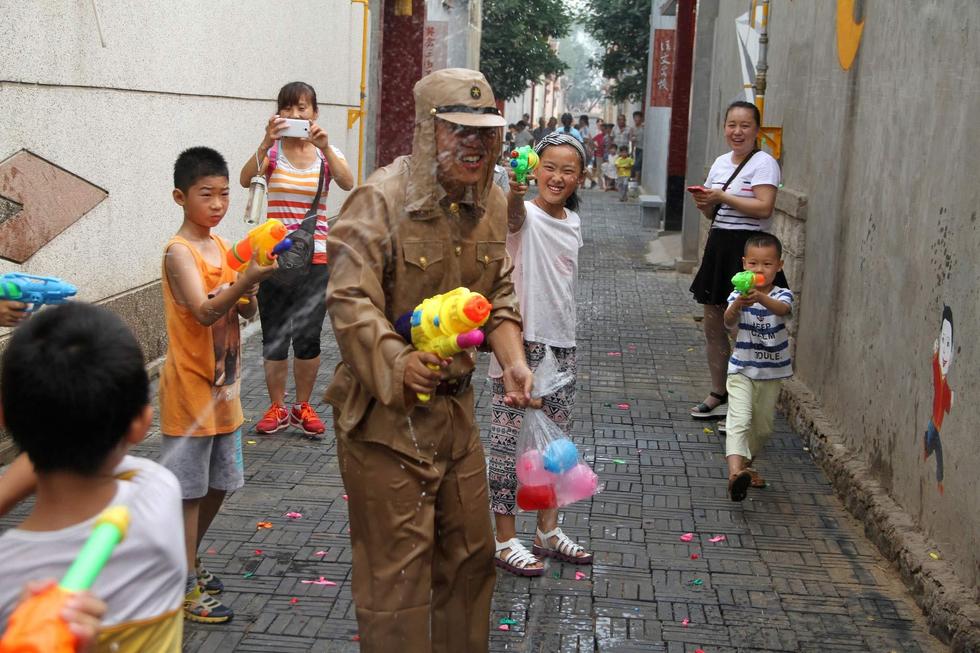孩子們扮成八路軍手持水槍打鬼子。