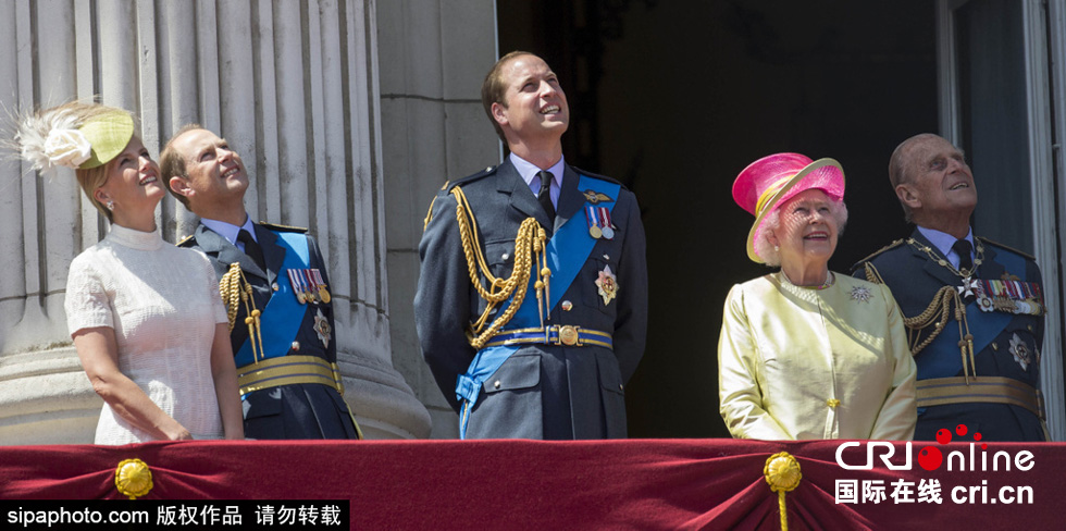 英國女王伊麗莎白二世攜眾王室成員觀看空軍飛行表演。