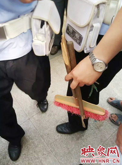 老太從環(huán)衛(wèi)工手中奪過掃帚，用腳踩斷，用力向環(huán)衛(wèi)工人的手上和腿上敲去。