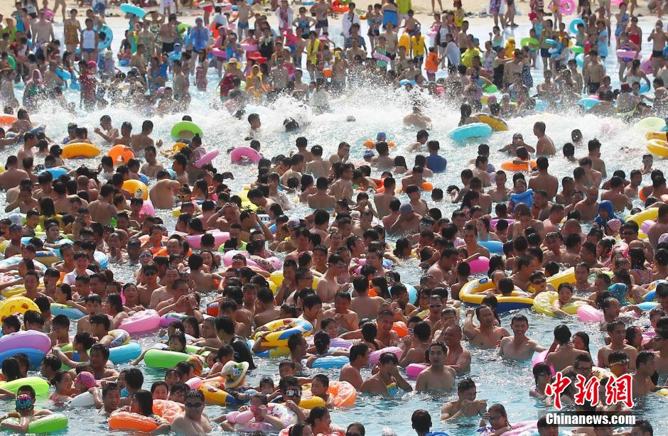 8月1日，民眾扎堆在南京湯山歡樂水魔方水上樂園戲水，享受“冰火兩重天”的涼爽和激情。連日來，中國大部分地區(qū)迎來高溫天氣。
