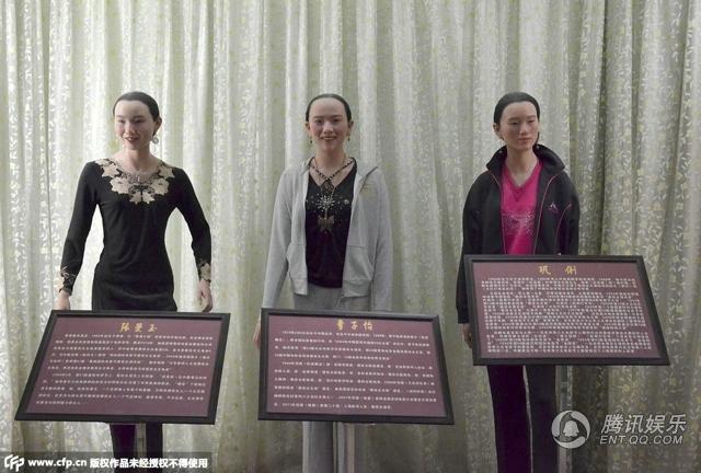 ，“華鎣山中外名人蠟像館”中的蠟像，被網(wǎng)友稱作“華鎣山農(nóng)貿(mào)服裝發(fā)布會(huì)”。