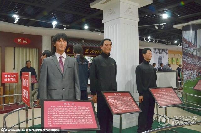 “華鎣山中外名人蠟像館”中的蠟像，被網(wǎng)友稱作“華鎣山農(nóng)貿(mào)服裝發(fā)布會(huì)”。