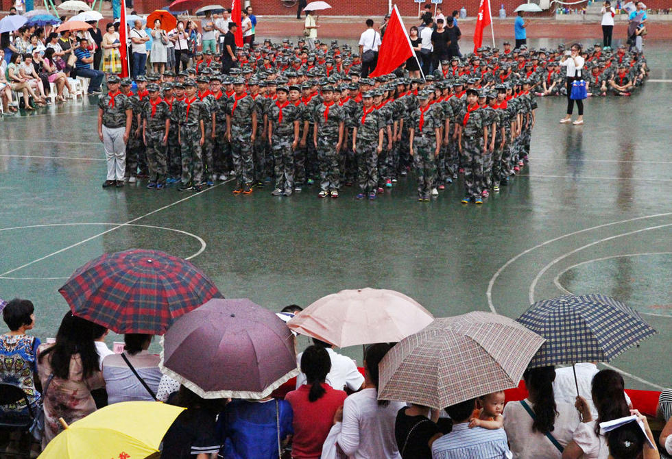 鄭州市，鄭州市第八中學(xué)會操表演當(dāng)天突降大雨，但是同學(xué)們在雨中堅持完成了會操表演。