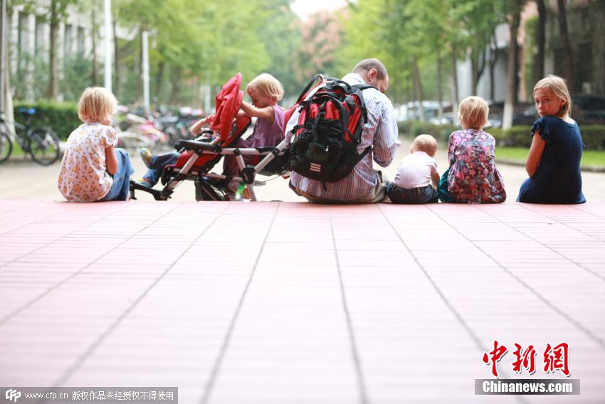 波蘭夫妻癡迷中國文化 帶著六個女兒來留學 波蘭夫妻癡迷中國文化 帶著六個女兒來留學