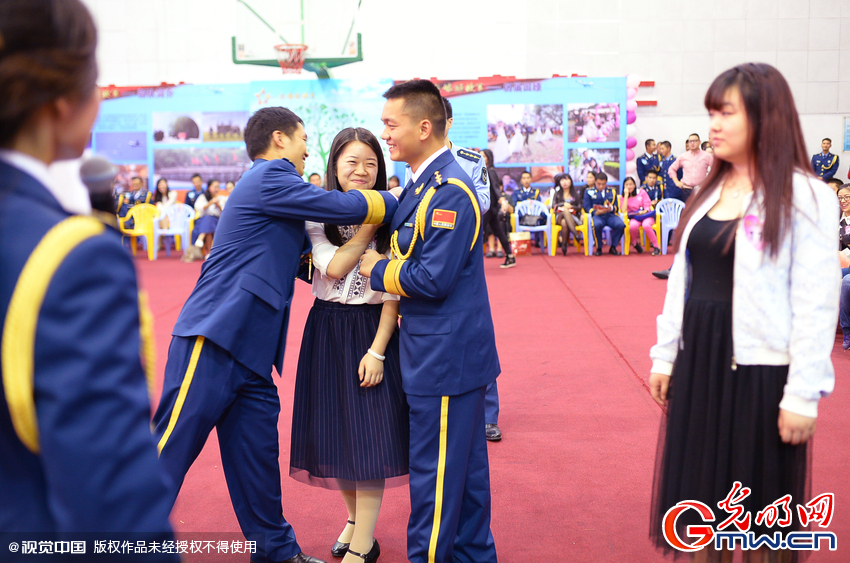湖北武漢，“嫁人就嫁解放軍”，每年一屆的武漢軍旅姻緣會17日在駐漢空軍某指揮所文化活動中心舉行