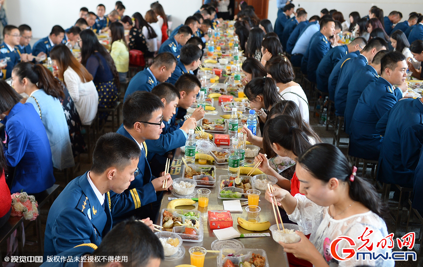 湖北武漢，“嫁人就嫁解放軍”，每年一屆的武漢軍旅姻緣會17日在駐漢空軍某指揮所文化活動中心舉行