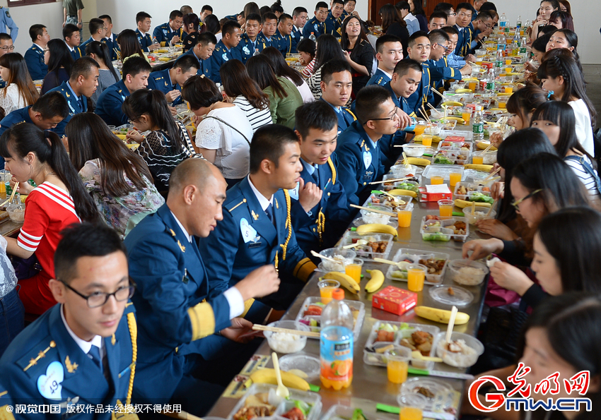 湖北武漢，“嫁人就嫁解放軍”，每年一屆的武漢軍旅姻緣會17日在駐漢空軍某指揮所文化活動中心舉行