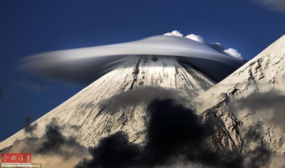 火山上籠罩著類似于外星飛碟形狀的云彩，場景猶如科幻大片。
