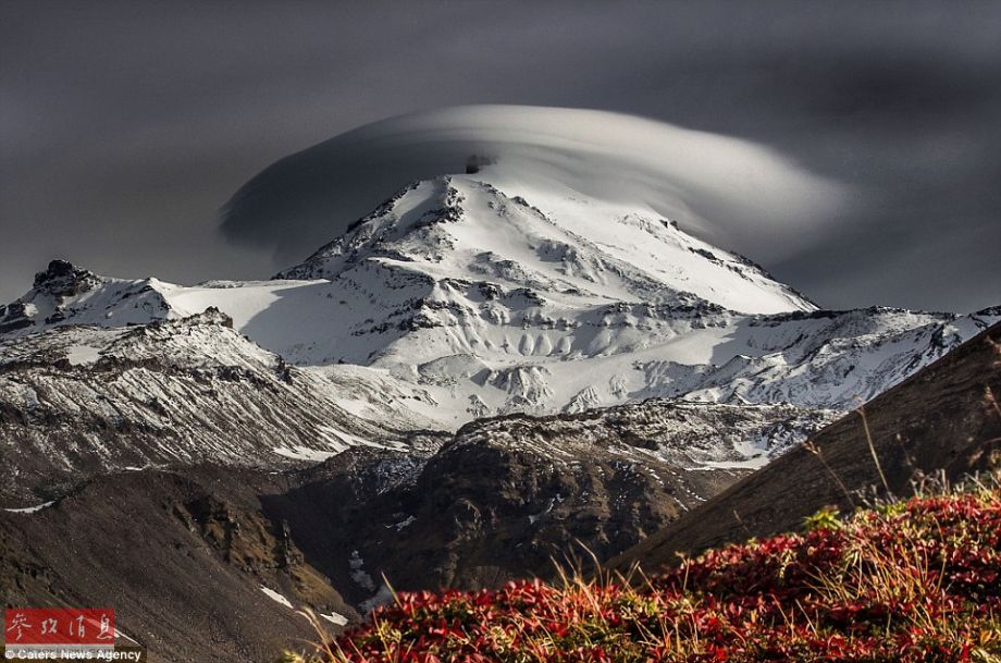 火山上籠罩著類似于外星飛碟形狀的云彩，場景猶如科幻大片。