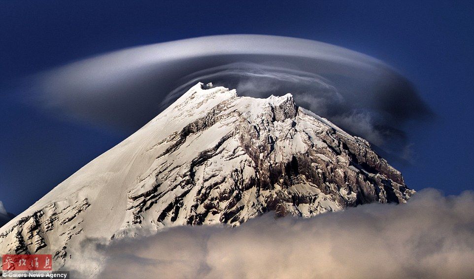 火山上籠罩著類似于外星飛碟形狀的云彩，場景猶如科幻大片。