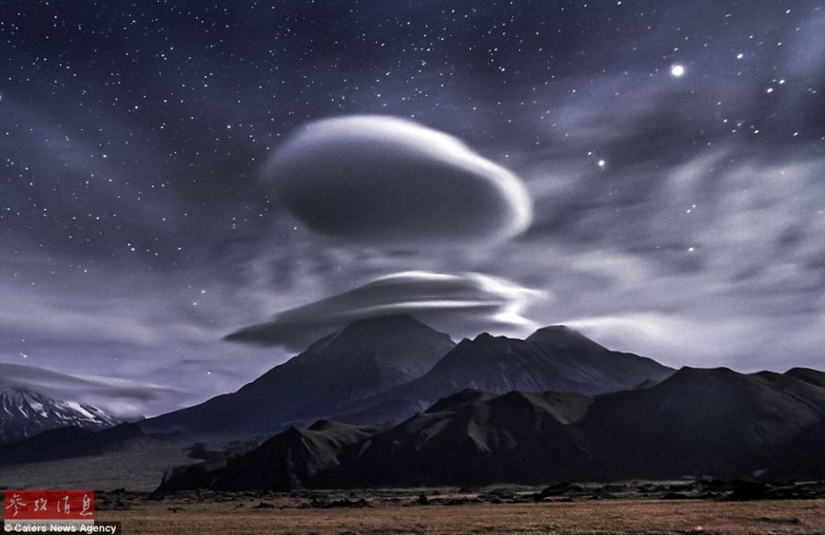 火山上籠罩著類似于外星飛碟形狀的云彩，場景猶如科幻大片。
