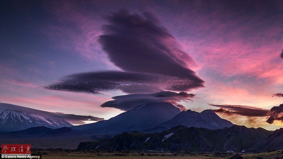 火山上籠罩著類似于外星飛碟形狀的云彩，場景猶如科幻大片。