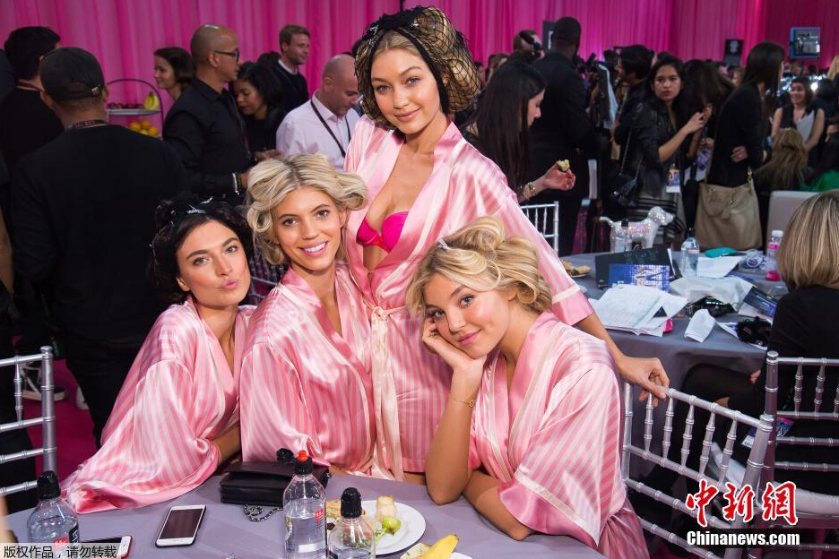 圖為模特Jacquelyn Jablonski（左起），Devon Windsor，Gigi Hadid和Rachel Hilbert在后臺(tái)合影。