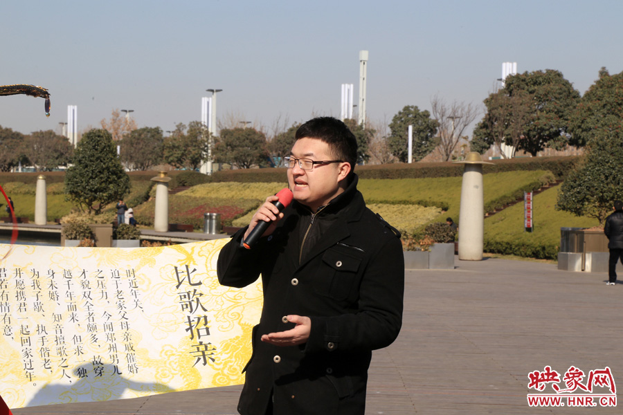 多位在鄭東新區(qū)CBD如意湖附近寫字樓上班的單身男性，聞訊前來唱歌應(yīng)征。