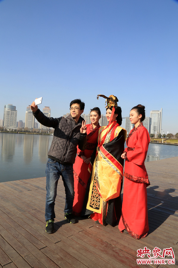 在比歌招親現(xiàn)場，有許多人圍觀拍照。