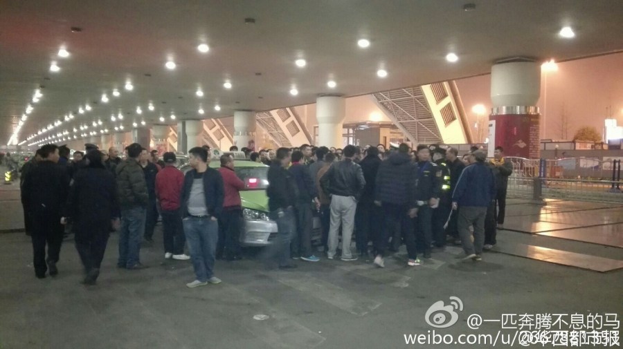 機(jī)場(chǎng)后調(diào)配10多輛機(jī)場(chǎng)大巴運(yùn)送旅客進(jìn)城。