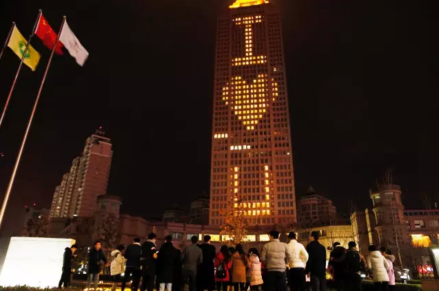 情人節(jié)最溫暖告白！84歲老人包下整樓示愛老伴