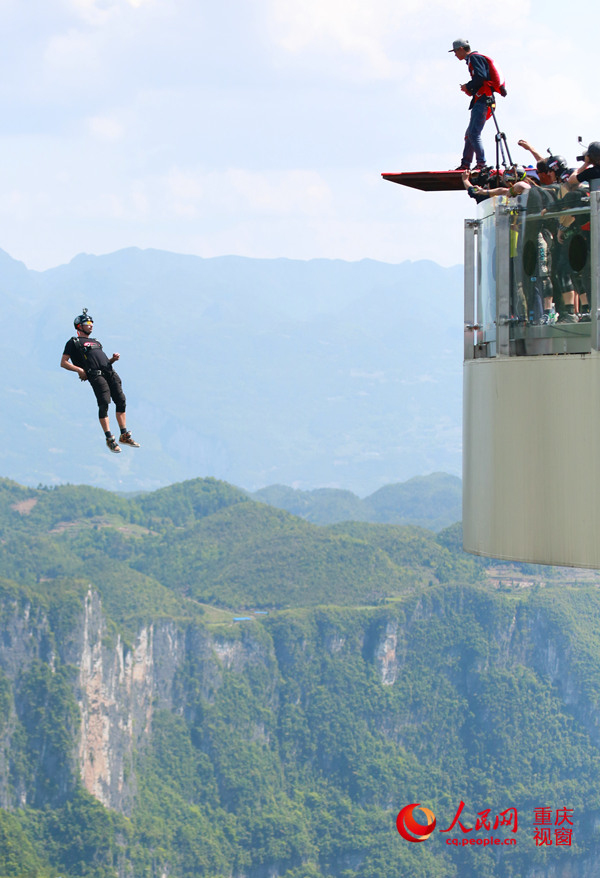 28日，2016世界低空跳傘大賽在重慶云陽龍缸景區(qū)正式開賽。圖為選手角逐中。劉政寧 攝