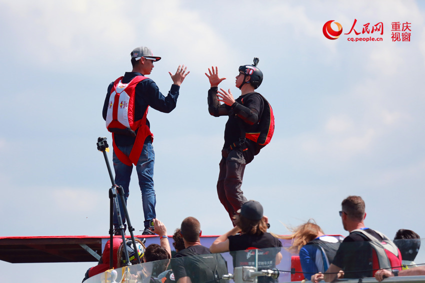 28日，2016世界低空跳傘大賽在重慶云陽龍缸景區(qū)正式開賽。圖為選手角逐中。劉政寧 攝