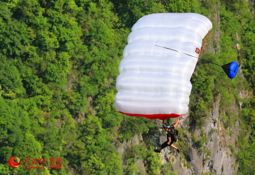 28日，2016世界低空跳傘大賽在重慶云陽龍缸景區(qū)正式開賽。圖為選手角逐中。劉政寧 攝