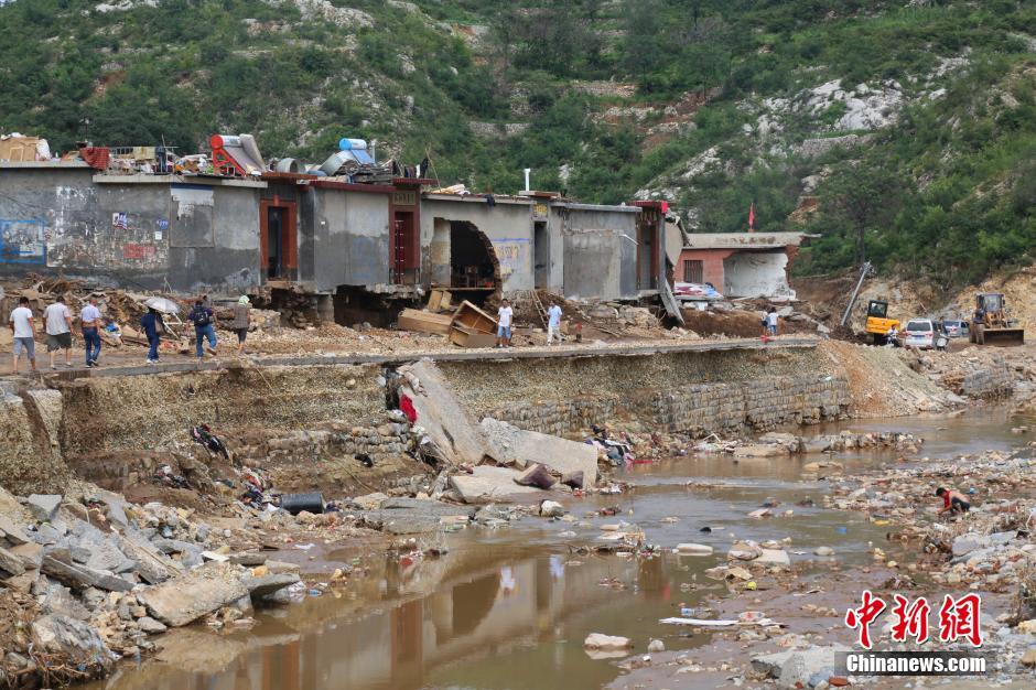 圖為都里鎮(zhèn)小河兩岸的民宅受損嚴(yán)重。
