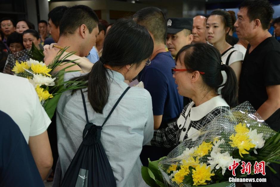 19時30分許，23位罹難者家屬代表陸續(xù)走出機場，多位家屬失聲痛哭。