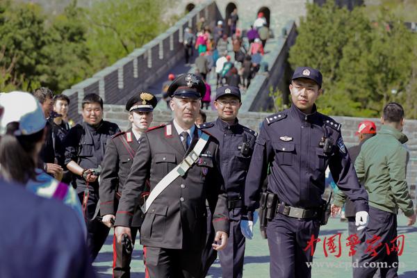 中意警察編隊(duì)巡邏。本網(wǎng)記者 陳路坤 攝