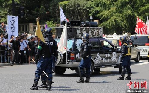 現(xiàn)場10多名日本警察身穿防暴制服，嚴(yán)防右翼份子鬧事。