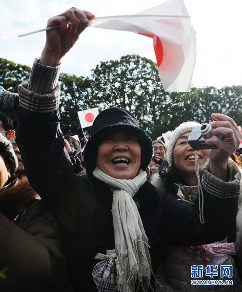 當(dāng)?shù)貢r(shí)間12月23日，在位于日本東京的皇宮，民眾向明仁天皇祝賀生日。