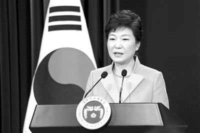 1月6日，韓國(guó)總統(tǒng)樸槿惠在首爾總統(tǒng)府青瓦臺(tái)舉行的新年記者會(huì)上發(fā)言。新華社發(fā)