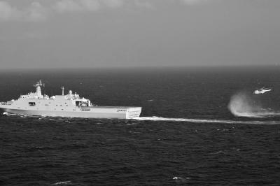 11日，抵達(dá)馬航飛機(jī)失聯(lián)海區(qū)的海軍井岡山艦與艦載直升機(jī)協(xié)同展開(kāi)立體搜救行動(dòng)。新華社發(fā)
