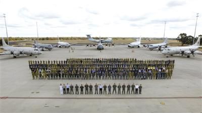 4月29日，澳大利亞珀斯，馬航MH370空中搜索正式結(jié)束，參與搜索的多國部隊(duì)在離開前留影紀(jì)念。
