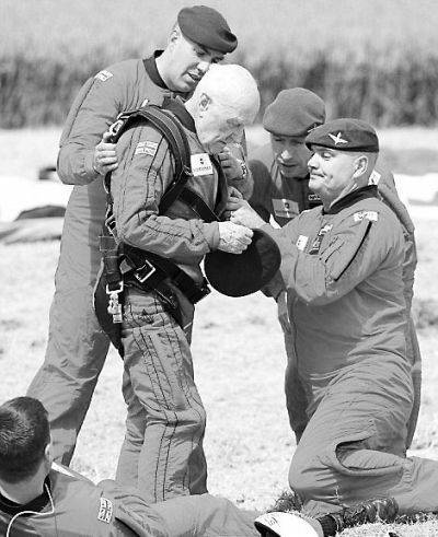 89歲的赫頓再次于70年前同一地點(diǎn)參加雙人跳傘。