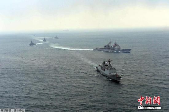 資料圖： 2014年3月14日，韓國與美國軍艦參加韓美2014“鷂鷹”聯(lián)合軍演。