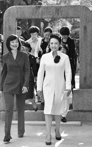 昨天，彭麗媛在韓國(guó)代理“第一夫人”趙允旋左的陪同下參觀昌德宮。