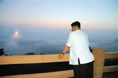 　朝鮮最高領(lǐng)導(dǎo)人金正恩正在觀看導(dǎo)彈發(fā)射。
