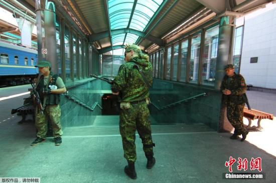 烏克蘭政府軍和民間武裝在頓涅茨克機(jī)場(chǎng)火車站附近發(fā)生激烈交火,火車站附近街道受到炮彈猛烈襲擊。