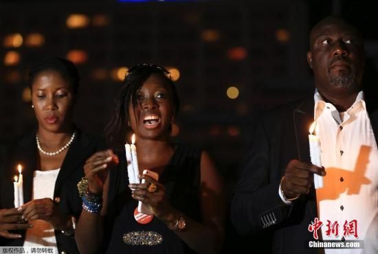 　資料圖：當?shù)貢r間2014年8月26日，尼日利亞阿布賈，民眾舉行“帶回我們的女孩”活動為埃博拉病毒感