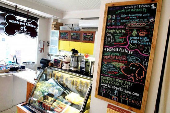 菲律賓另類咖啡館為寵物狗設(shè)菜單 鼓勵人狗同桌進(jìn)餐(圖) 菲律賓另類咖啡館為寵物狗設(shè)菜單 鼓勵人狗同桌進(jìn)餐(圖)