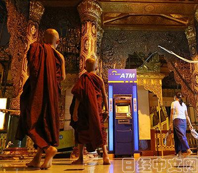 緬甸仰光大金塔寺也擺有ATM機。