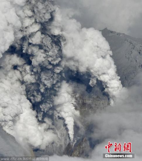 日本中部御岳山發(fā)生噴發(fā)，或已造成數(shù)人受傷。這座日本第二高的火山噴出高達3公里的火山灰。