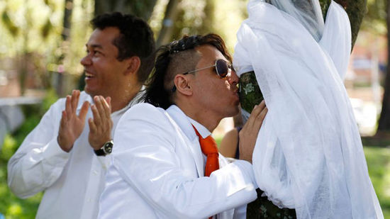 哥倫比亞一男子與樹結婚 倡導環(huán)境保護(組圖)