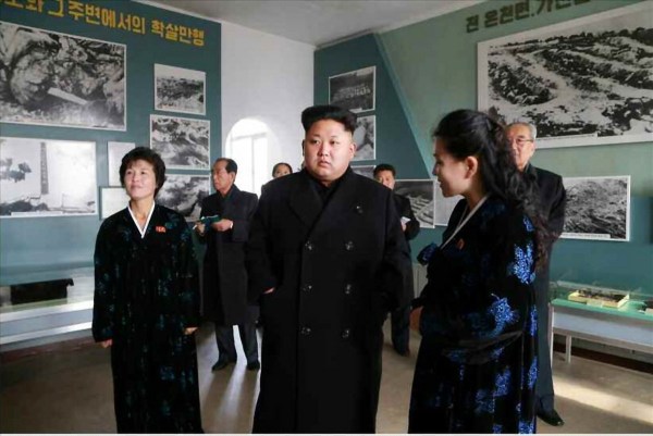 當?shù)貢r間2014年11月25日，據(jù)朝鮮《勞動新聞》報道，朝鮮領(lǐng)導人金正恩和妹妹金與正一起視察朝鮮反美
