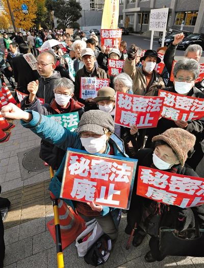10日，日本東京，民眾聚集在首相官邸前，抗議當(dāng)天生效的《特定秘密保護(hù)法》。