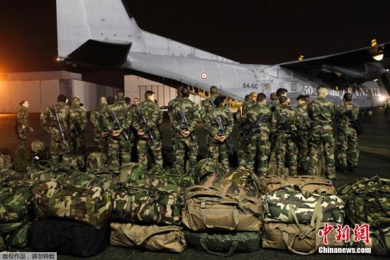 當?shù)貢r間1月7日，法國軍人抵達巴黎布爾歇機場。他們將被部署在巴黎，以增強巴黎市的安保力量。