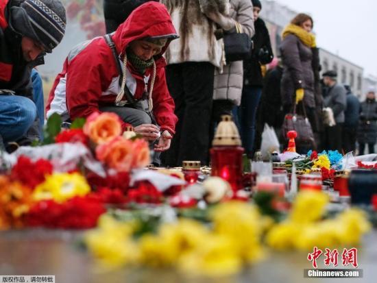 當(dāng)?shù)貢r(shí)間2015年1月25日，烏克蘭，烏克蘭民眾集會(huì)悼念在馬里烏波爾遭炮擊遇難的民眾。