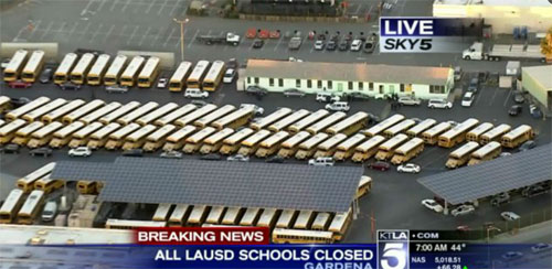 圖：美國KTLA電視臺直播畫面顯示，洛杉磯聯(lián)合學區(qū)校巴已被叫停，家長被通知暫不能送孩子上學。