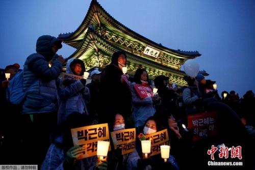 韓國民眾要求樸槿惠下臺的燭光集會現(xiàn)場。