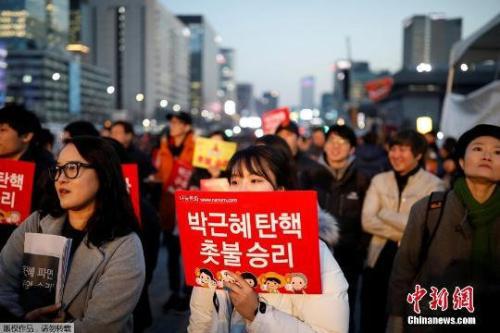 資料圖：當(dāng)?shù)貢r間3月10日上午，韓國憲法法院就總統(tǒng)彈劾案審判，樸槿惠被立即免去總統(tǒng)職務(wù)。當(dāng)晚，韓國民眾走上首爾街頭舉行燭光集會。